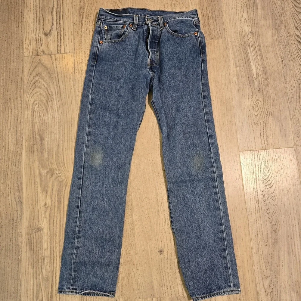 Levis excellent see